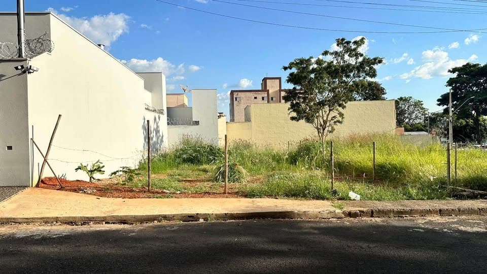 Terreno / Lote / Condomínio em Santa Mônica - Uberlândia